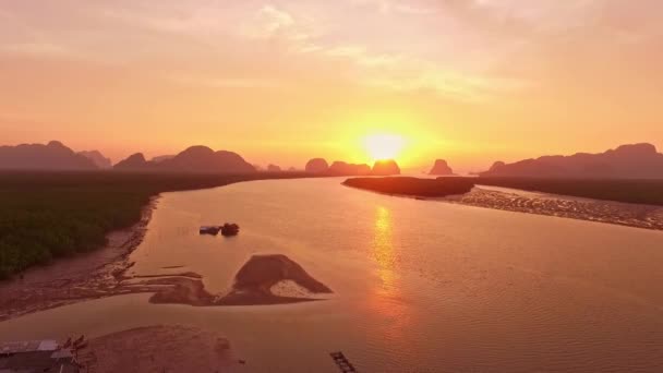 タイの海水を反映した日の出の色の空中ビュー 劇的な雲 昇る太陽および穏やかな水表面が付いている素晴らしい朝の海岸 — ストック動画