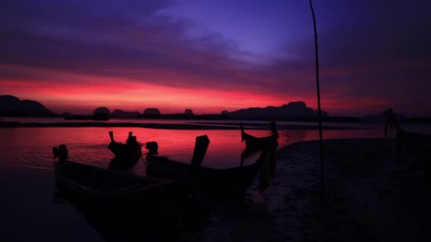 泰国Ban Sam Chong渔村的渔船上空 天空奇彩夺目 — 图库视频影像