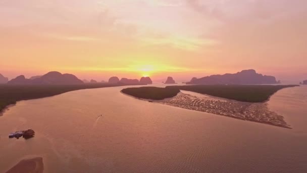 Vista Aérea Del Amanecer Reflejándose Las Aguas Del Océano Increíble — Vídeos de Stock