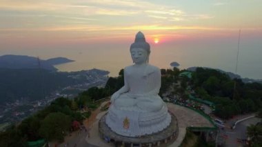 Hava manzaralı dramatik günbatımı gökyüzü ve Tayland 'daki Phuket Adası' ndaki büyük Buda heykeli. Video 