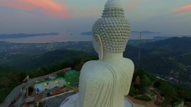 Flygfoto Över Dramatisk Solnedgång Himmel Och Stora Buddha Staty Phuket — Stockvideo
