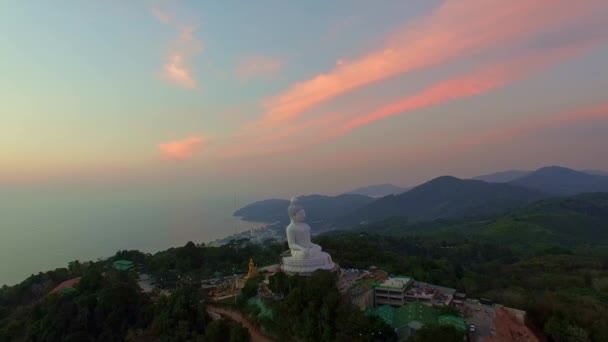泰国普吉岛上壮观的日落天空和巨大的佛像的鸟瞰 — 图库视频影像