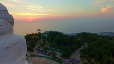Hava manzaralı dramatik günbatımı gökyüzü ve Tayland 'daki Phuket Adası' ndaki büyük Buda heykeli. Video 