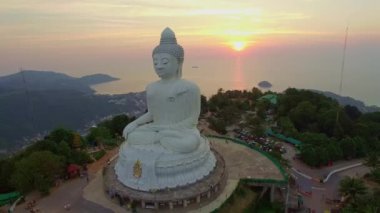 Hava manzaralı dramatik günbatımı gökyüzü ve Tayland 'daki Phuket Adası' ndaki büyük Buda heykeli. Video 