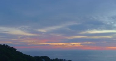Pu Adası, Phuket, Tayland 'daki Kata sahilinin üstündeki günbatımı manzarası. Video