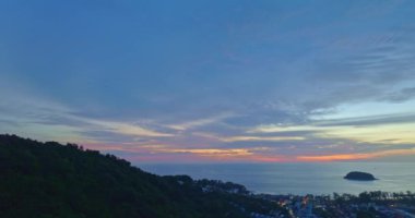 Pu Adası, Phuket, Tayland 'daki Kata sahilinin üstündeki günbatımı manzarası. Video