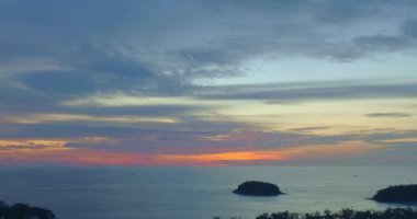 Pu Adası, Phuket, Tayland 'daki Kata sahilinin üstündeki günbatımı manzarası. Video