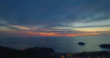 Pu Adası, Phuket, Tayland 'daki Kata sahilinin üstündeki günbatımı manzarası. Video