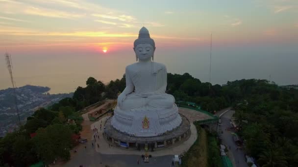 Vista Aérea Céu Pôr Sol Dramático Grande Estátua Buda Ilha — Vídeo de Stock