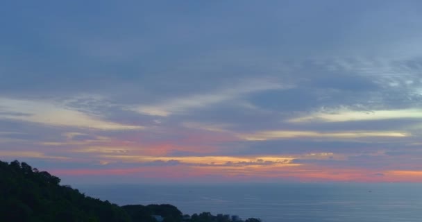 Vista Aérea Del Cielo Del Atardecer Sobre Playa Kata Isla — Vídeos de Stock