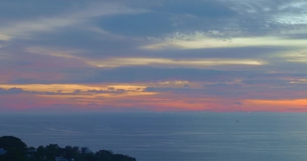 Vue Aérienne Ciel Couchant Dessus Plage Kata Sur Île Phuket — Video