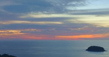 Pu Adası, Phuket, Tayland 'daki Kata sahilinin üstündeki günbatımı manzarası. Video