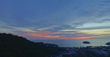 Pu Adası, Phuket, Tayland 'daki Kata sahilinin üstündeki günbatımı manzarası. Video