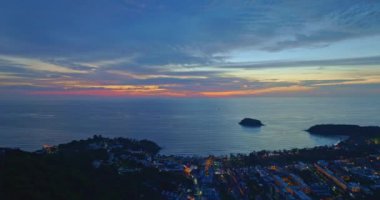 Pu Adası, Phuket, Tayland 'daki Kata sahilinin üstündeki günbatımı manzarası. Video