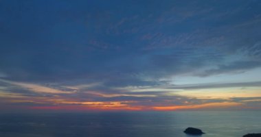 Pu Adası, Phuket, Tayland 'daki Kata sahilinin üstündeki günbatımı manzarası. Video