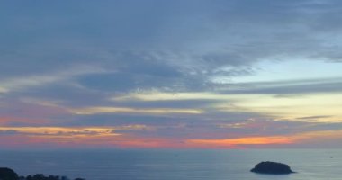 Pu Adası, Phuket, Tayland 'daki Kata sahilinin üstündeki günbatımı manzarası. Video