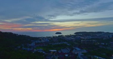 Pu Adası, Phuket, Tayland 'daki Kata sahilinin üstündeki günbatımı manzarası. Video