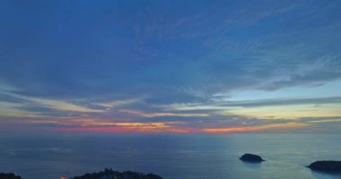 Pu Adası, Phuket, Tayland 'daki Kata sahilinin üstündeki günbatımı manzarası. Video