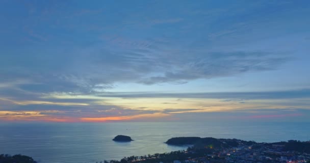 Luchtfoto Van Zonsondergang Hemel Boven Kata Strand Eiland Phuket Thailand — Stockvideo