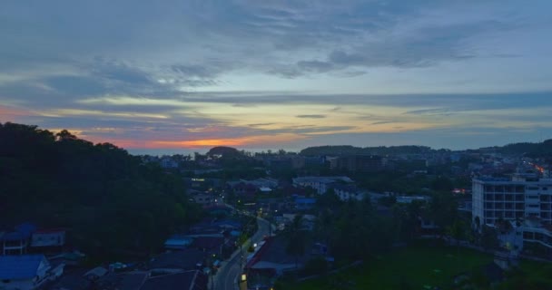 Luftaufnahme Des Sonnenuntergangshimmels Über Dem Kata Strand Auf Der Insel — Stockvideo