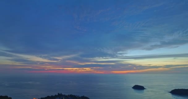 Воздушный Вид Заката Неба Над Пляжем Ката Острове Пхукет Таиланд — стоковое видео