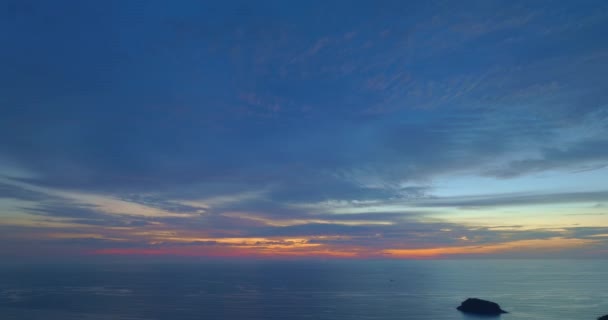 Letecký Pohled Zapadající Oblohu Nad Pláží Kata Ostrově Phuket Thajsko — Stock video
