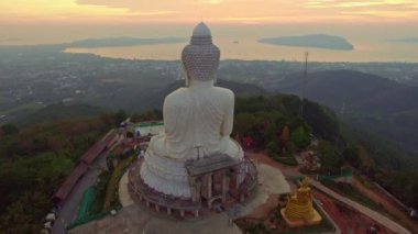 Hava manzaralı dramatik günbatımı gökyüzü ve Tayland 'daki Phuket Adası' ndaki büyük Buda heykeli. Video 