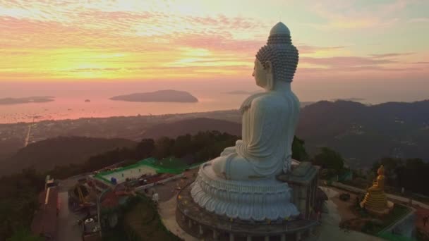 Vista Aérea Céu Pôr Sol Dramático Grande Estátua Buda Ilha — Vídeo de Stock