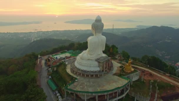 Flygfoto Över Dramatisk Solnedgång Himmel Och Stora Buddha Staty Phuket — Stockvideo