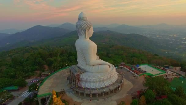 タイのプーケット島にある劇的な夕日空と大きな仏像の空中観察 ビデオコンテンツ — ストック動画