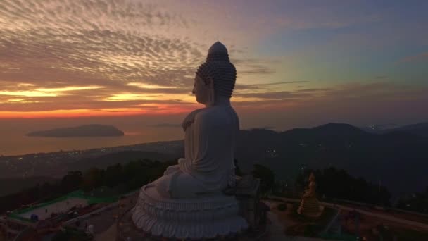 Vista Aérea Del Espectacular Cielo Atardecer Gran Estatua Buda Isla — Vídeos de Stock
