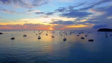 Okyanus sularına yansıyan gündoğumunun havadan görünüşü. Kata Sahili yakınlarındaki yatlar Phuket, Tayland