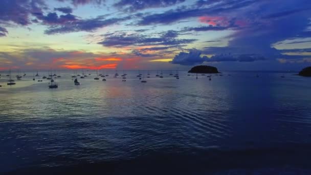 Vista Aérea Del Amanecer Reflejándose Las Aguas Oceánicas Yates Cerca — Vídeo de stock
