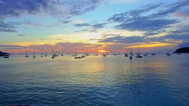Flygfoto Över Soluppgången Reflekterar Havsvatten Yachts Nära Kata Stranden Phuket — Stockvideo