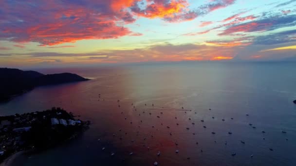 Вид Воздуха Восход Солнца Отражающийся Океанских Водах Яхты Рядом Пляжем — стоковое видео