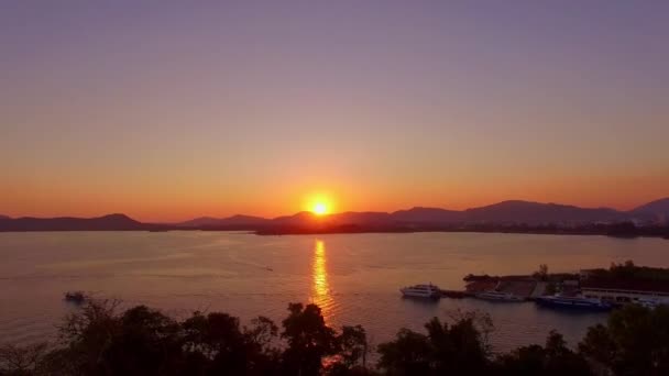 Alacakaranlıkta Tayland Gökyüzü Göl Manzarası Güzel Gün Batımı Deniz Manzarası — Stok video