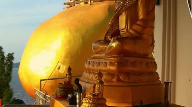 Kyaiktiyo pagoda 'nın önündeki altın Buda, Tayland, video