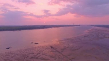 Tayland 'ın Phang Nga Körfezi' ndeki Koh Raet adasının üzerinde sabah gökyüzündeki inanılmaz renkli bulutların hava manzarası.