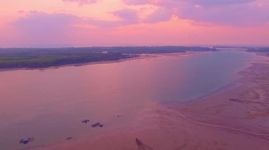 Phuket 'teki pembe günbatımının havadan görünüşü Koh Raet, Tayland' dan görülmektedir.