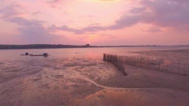 Tayland 'ın Phang Nga Körfezi' ndeki Koh Raet adasının üzerinde sabah gökyüzündeki inanılmaz renkli bulutların hava manzarası.