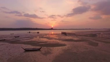 Tayland 'ın Phang Nga Körfezi' ndeki Koh Raet adasının üzerinde sabah gökyüzündeki inanılmaz renkli bulutların hava manzarası.