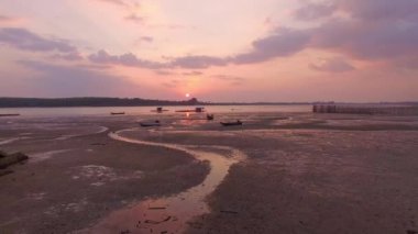 Tayland 'ın Phang Nga Körfezi' ndeki Koh Raet adasının üzerinde sabah gökyüzündeki inanılmaz renkli bulutların hava manzarası.