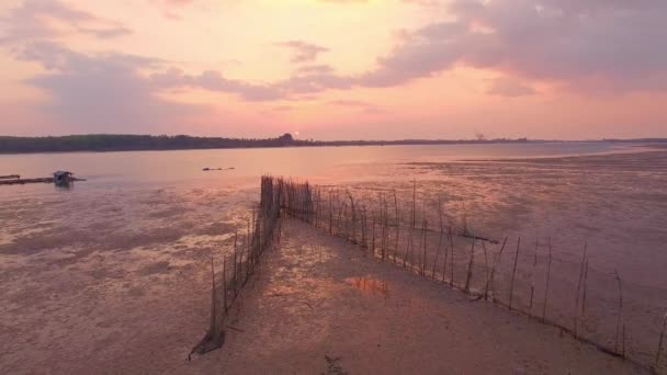 黄昏时分 泰国风景如画的天空和泻湖的空中景观 美丽的落日海景和捕鱼网 — 图库视频影像