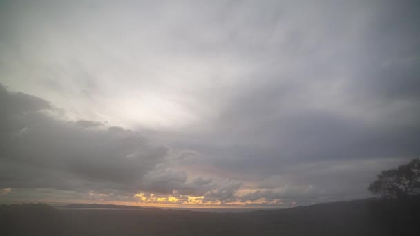 Czas Upływa Wideo Mgły Pokrywającej Szczyty Gór Zachodzie Słońca — Wideo stockowe