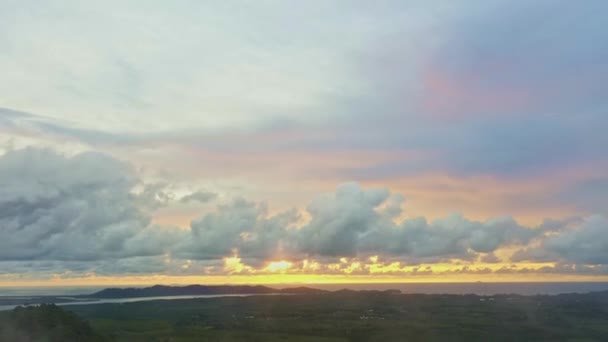 Antenowy Hiper Lapse Widok Złotego Wschodu Słońca Dolinie Phang Nga — Wideo stockowe