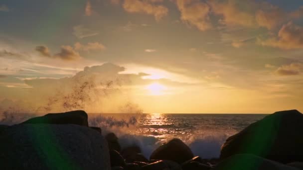 Wideo Niesamowitego Zachodu Słońca Nad Oceanem Fale Złotym Słońcu Uderzają — Wideo stockowe