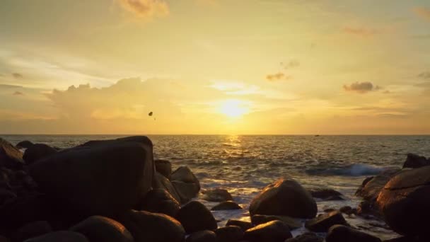 令人惊奇的日落天空在海面上的录像 金色阳光下的波浪拍打着大石头 — 图库视频影像