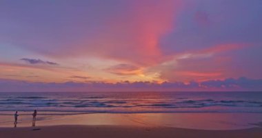 Karon Sahili, Phuket, Tayland 'da gün batımının muhteşem manzarası. 