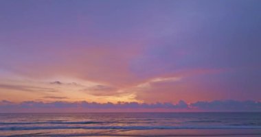 Karon Sahili, Phuket, Tayland 'da gün batımının muhteşem manzarası. 