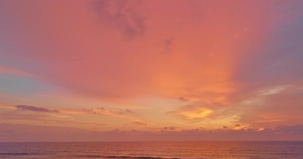 Luftaufnahme Des Atemberaubenden Sonnenuntergangshimmels Über Dem Strand Von Karon Phuket — Stockvideo